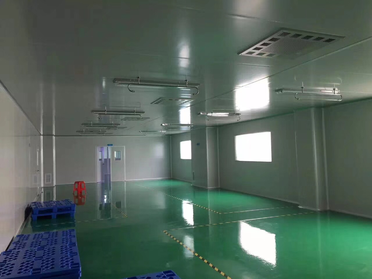 祝賀君鴻凈化承接佛山市某某日用品有限公司一期生產車間裝修工程(圖1)